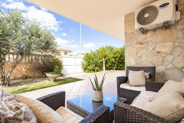 Terraza delantera en la entrada