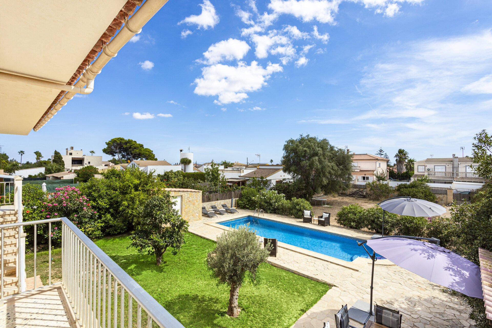 Blick vom Balkon des Masterbedrooms auf Garten und Pool