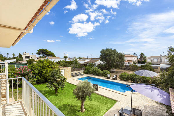Vista desde el balcón del dormitorio principal al jardín y la piscina